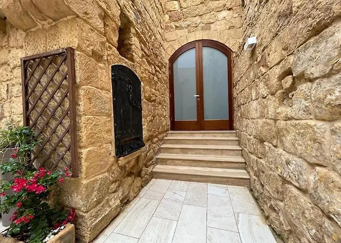 Charming 200 Year Old Cottage With Yard
